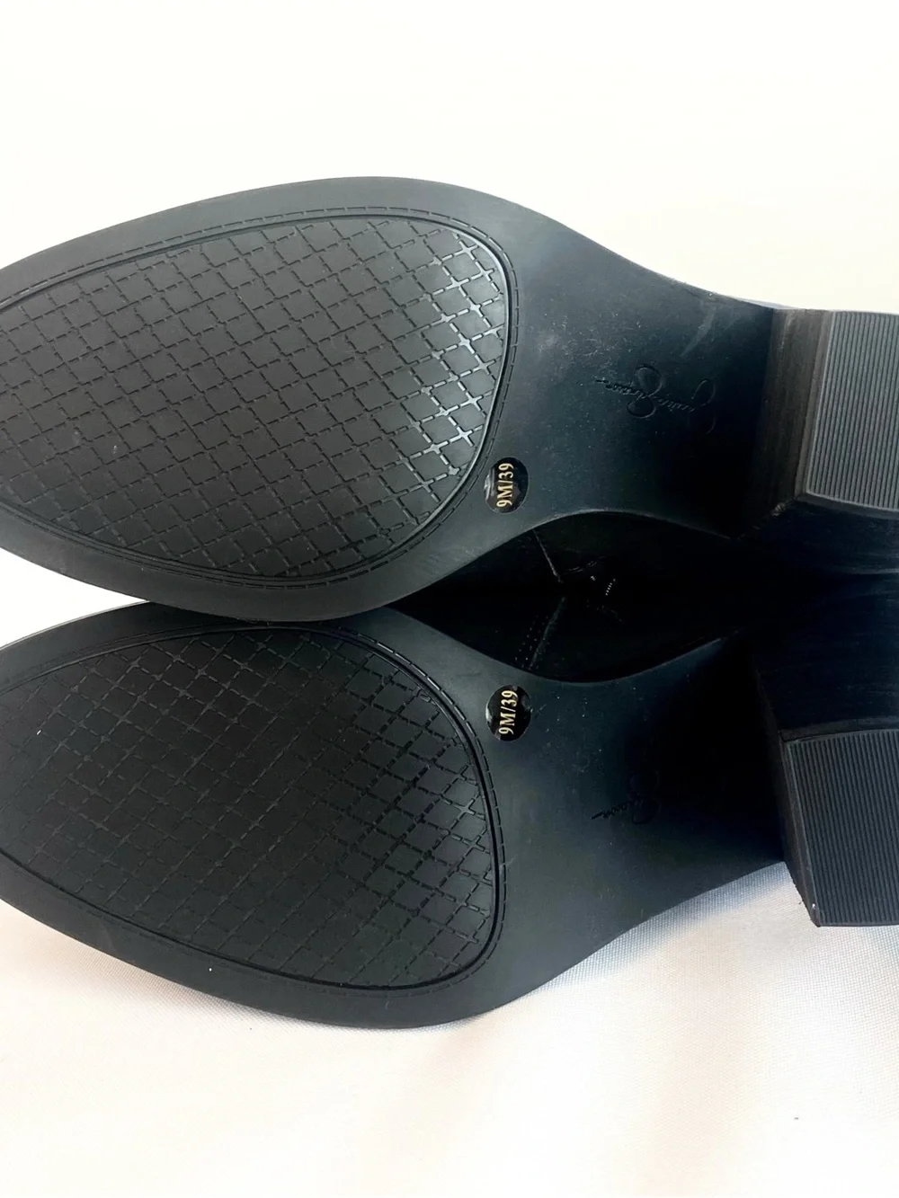 Jessica Simpson never worn